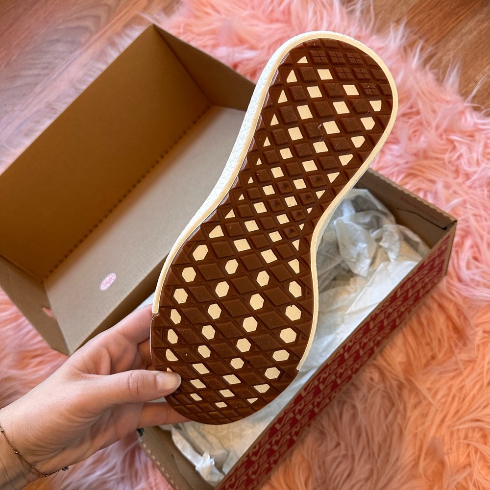 New in Box Vans Ultrarange shoes - Picture 2 of 4